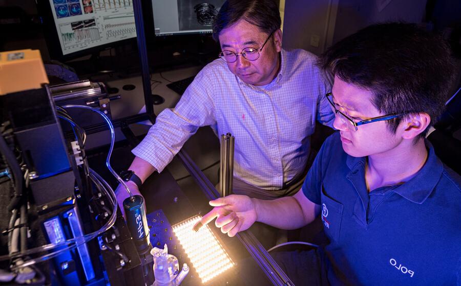 Andy Shar(左)和Daeha jung博士(左).D.图中是安迪研发的导电柔性3D打印墨水